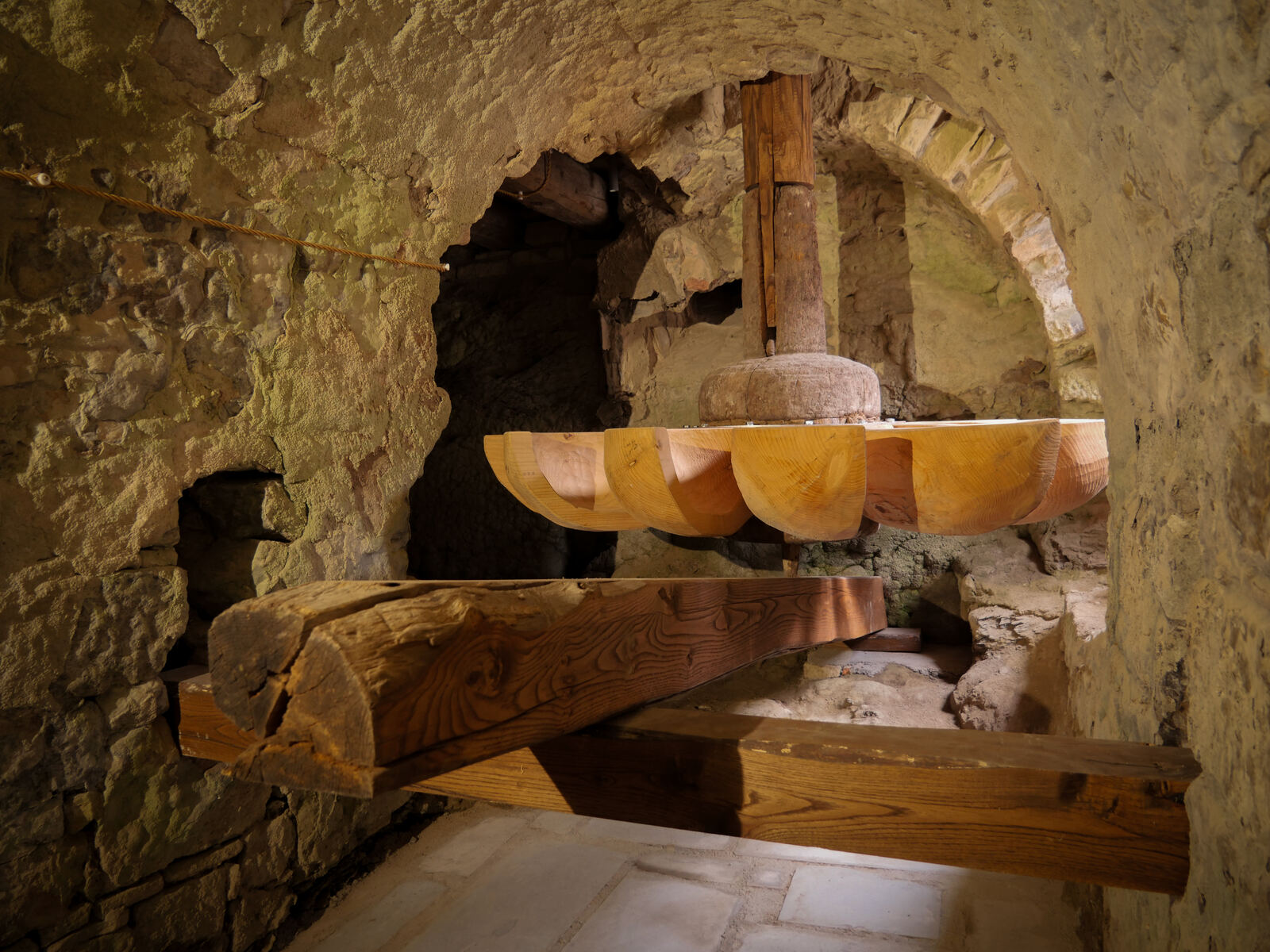Interno della ritrecine, la ruota idraulica orizzontale del mulino