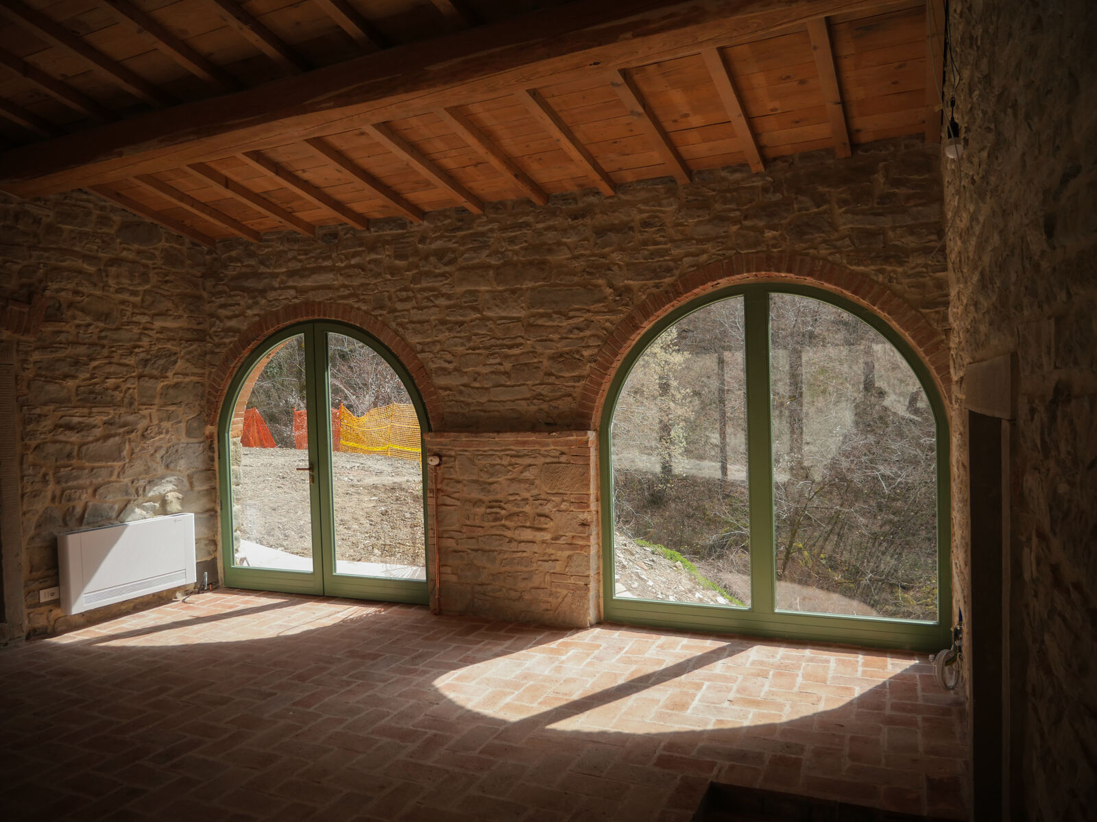 Interno restaurato del Molino di Ronchetti, con le arcate in pietra e legno